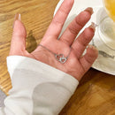 Colar com pingente de coração prateado, modelo moderno e simples, perfeito para festas e uso diário. Ideal para mulheres que buscam um visual elegante e sofisticado.