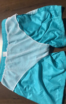 Calção de banho masculino de secagem rápida, respirável, com cordão e bolsos, ideal para surfe, praia e uso casual no verão.