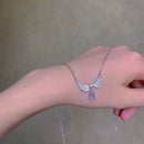 Colar com pingente de coração prateado, modelo moderno e simples, perfeito para festas e uso diário. Ideal para mulheres que buscam um visual elegante e sofisticado.