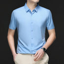 Camisa masculina de manga curta, lisa, para uso casual nos negócios, ideal para o verão. Confortável e versátil, não precisa passar.