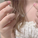 Colar com pingente de coração prateado, modelo moderno e simples, perfeito para festas e uso diário. Ideal para mulheres que buscam um visual elegante e sofisticado.