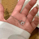 Colar com pingente de coração prateado, modelo moderno e simples, perfeito para festas e uso diário. Ideal para mulheres que buscam um visual elegante e sofisticado.