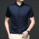 Camisa masculina de manga curta, lisa, para uso casual nos negócios, ideal para o verão. Confortável e versátil, não precisa passar.