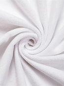 Caminho de mesa natalino - Cena de inverno em tons de bege e marrom com pinheiros, flocos de neve e estrelas. Decoração festiva para mesa de Natal.