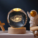 Luminária de mesa de cabeceira exclusiva em formato de bola de cristal 3D, com LED, que brilha no escuro, representando a galáxia, Saturno, planetas e Lua. Ideal para presente de aniversário infantil. 5 cm