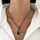 Colar com pingente de coração prateado, modelo moderno e simples, perfeito para festas e uso diário. Ideal para mulheres que buscam um visual elegante e sofisticado.