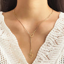 Colar com pingente de coração prateado, modelo moderno e simples, perfeito para festas e uso diário. Ideal para mulheres que buscam um visual elegante e sofisticado.